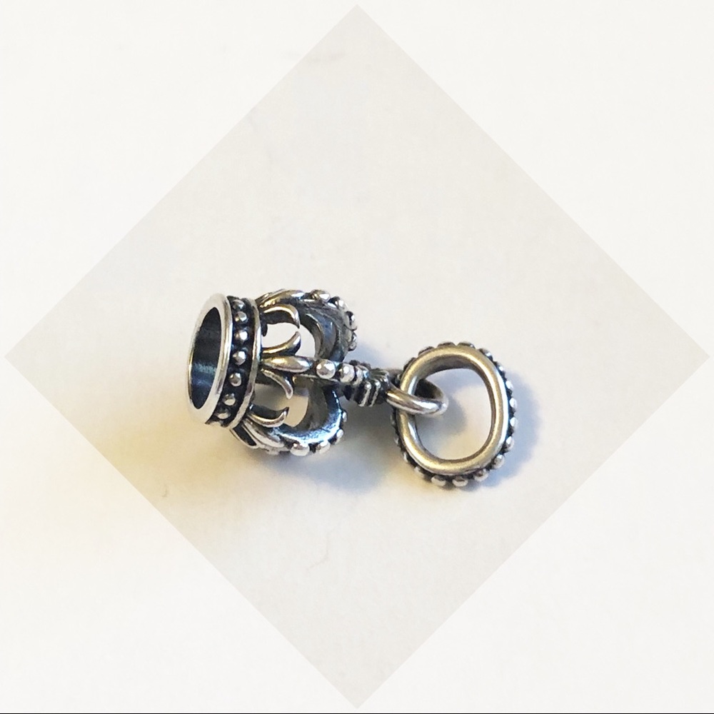 Noble Splendor Dangle Charm 👑